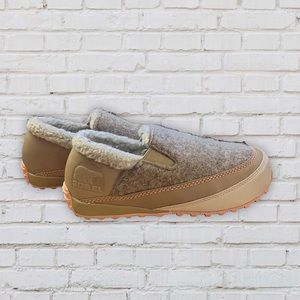 Sorel size 9 felt faux fur slippers